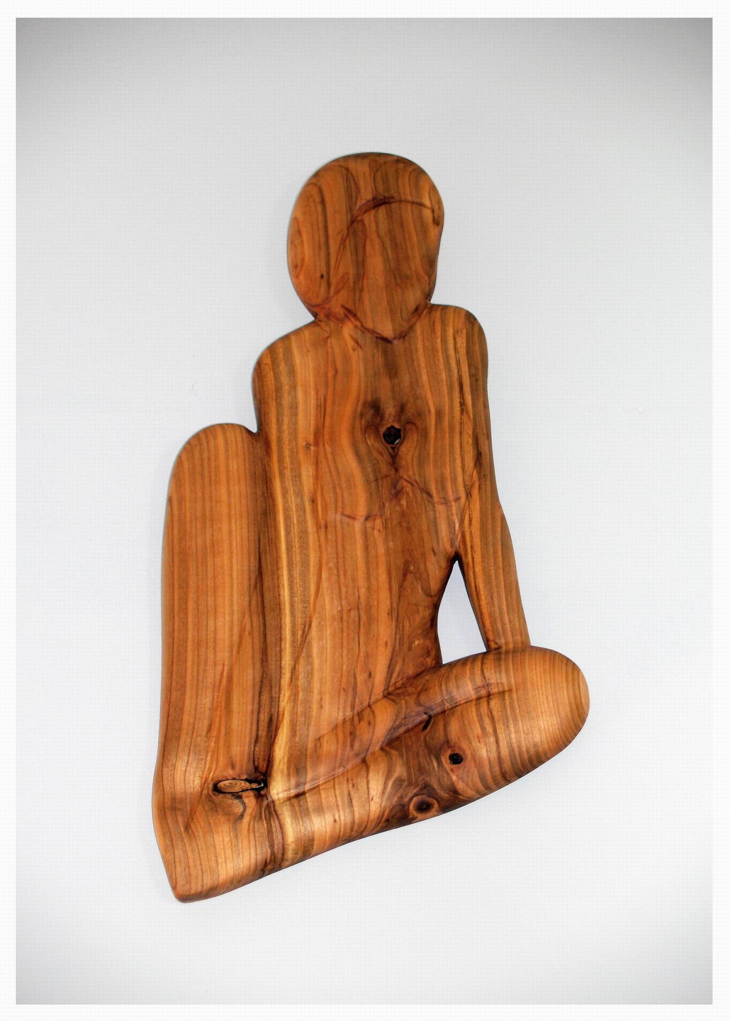 "Beauty Woman Sitting" - Relieffigur aus Apfelholz - Holzskulpturen Holzobjekte Holzfiguren Holzdesign - Hans-Ulrich Wartenweiler Relieffiguren