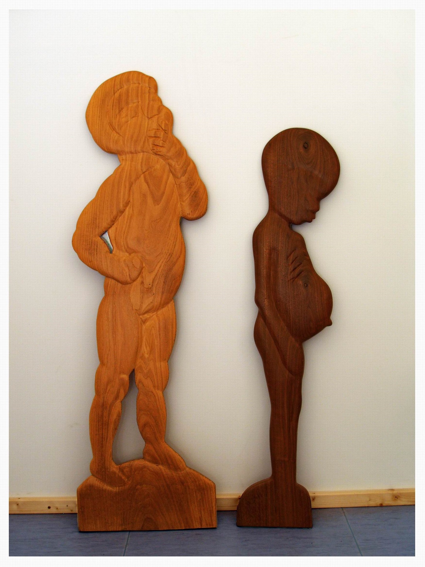 "Kinder arm-reich" - Relieffiguren - Holzskulpturen Holzobjekte Holzfiguren Holzdesign - Hans-Ulrich Wartenweiler Relieffiguren