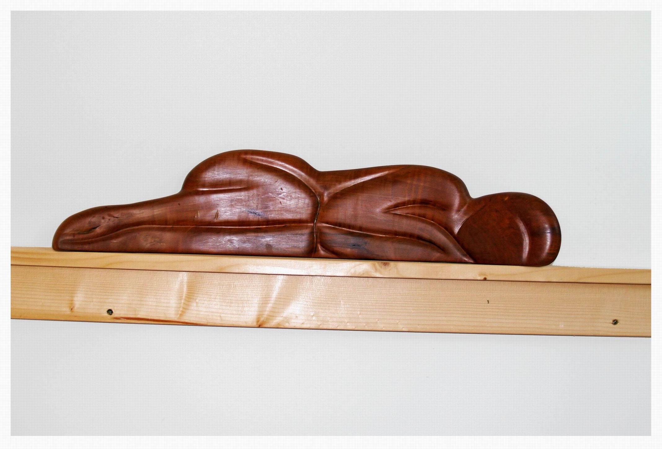 "Schlafendes Mädchen" - Relieffigur - Holzskulpturen Holzobjekte Holzfiguren Holzdesign - Hans-Ulrich Wartenweiler Relieffiguren