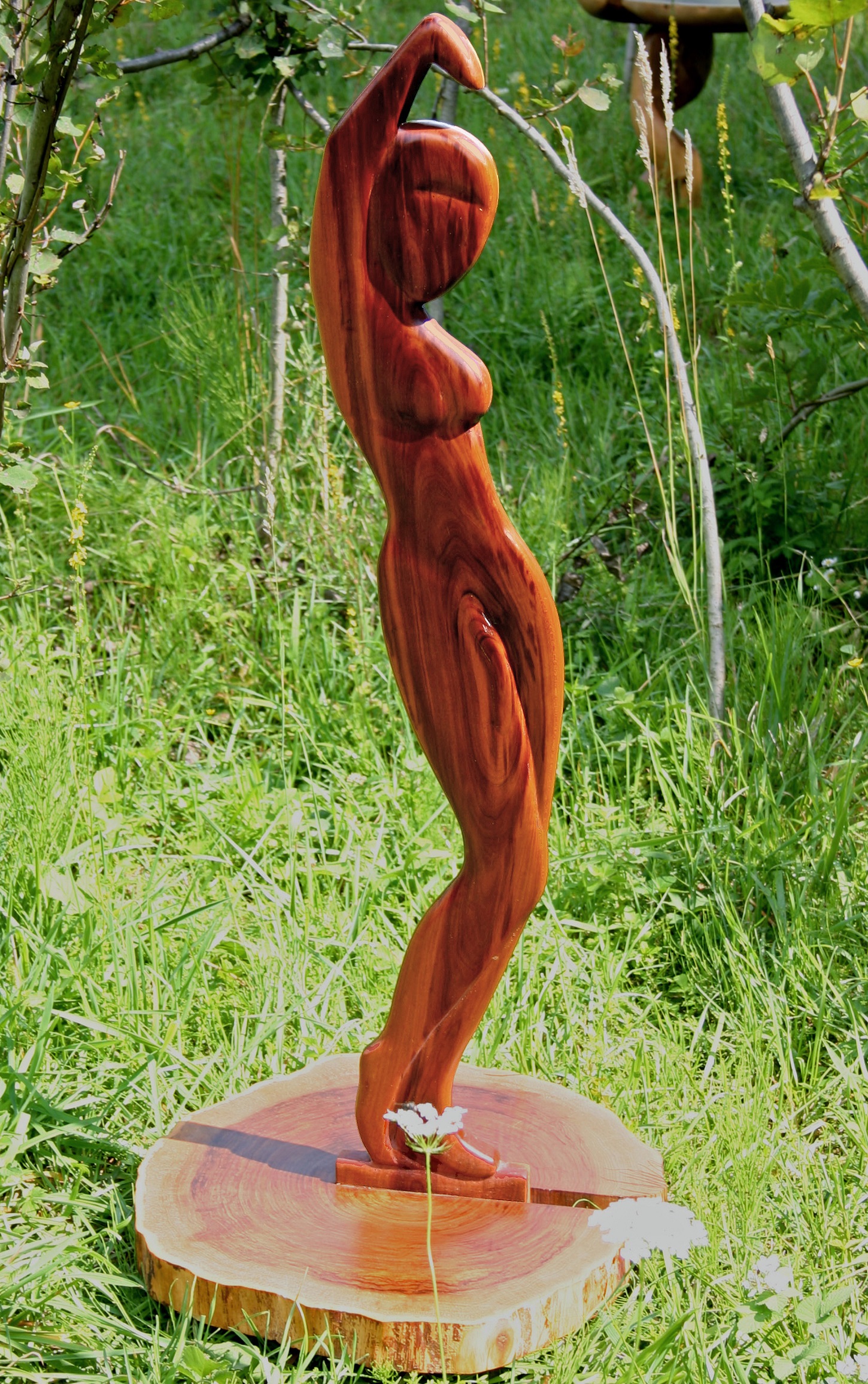 Bella Donna - Zwetschke, Nuss - Holzfigur von Hans-Ulrich Wartenweiler - Holzskulpturen-Archiv, Holzobjekte, Holzfiguren, Holzdesign
